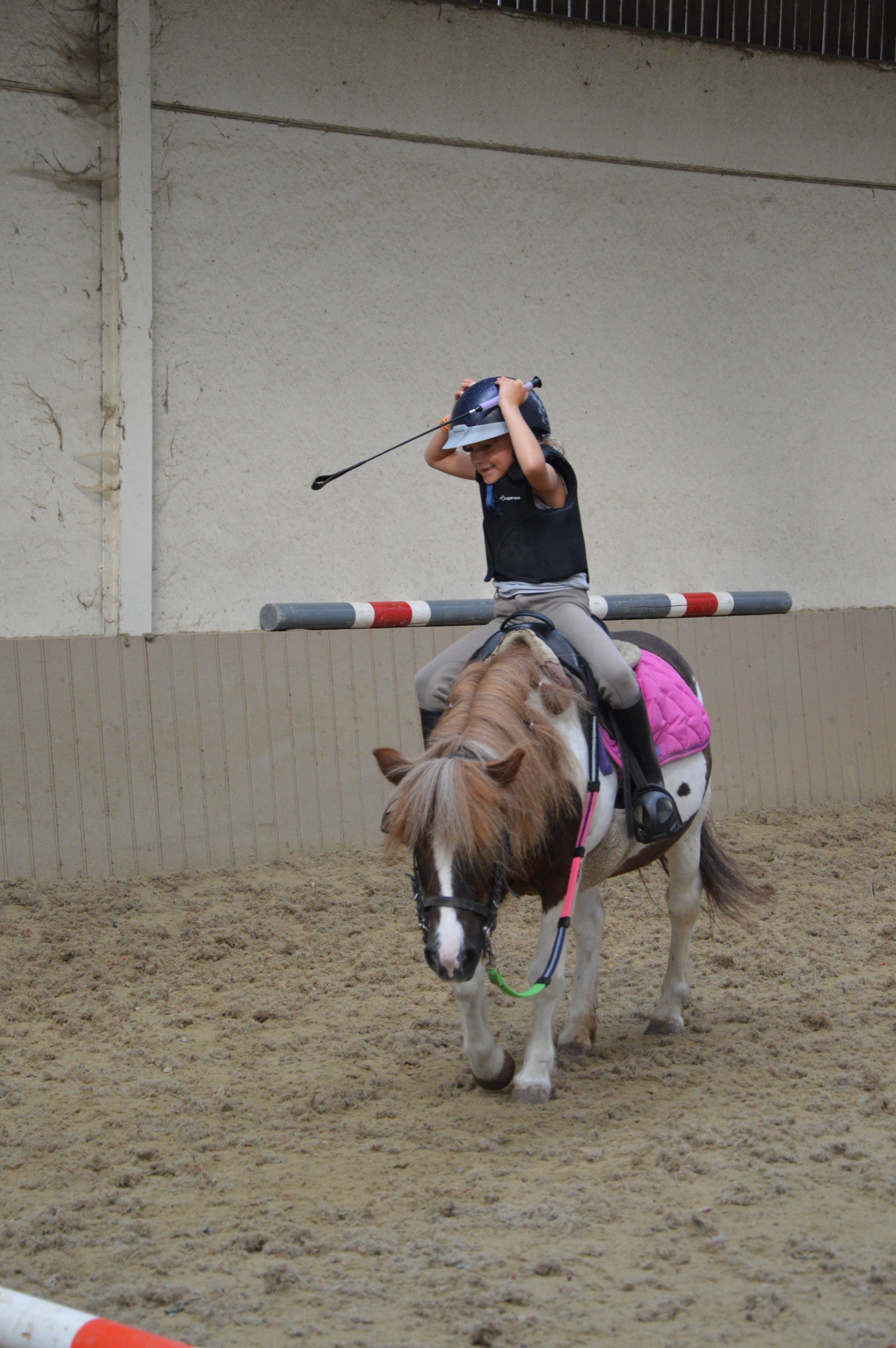 Peuter maakt op een veilige manier kennis met een vriendelijke pony