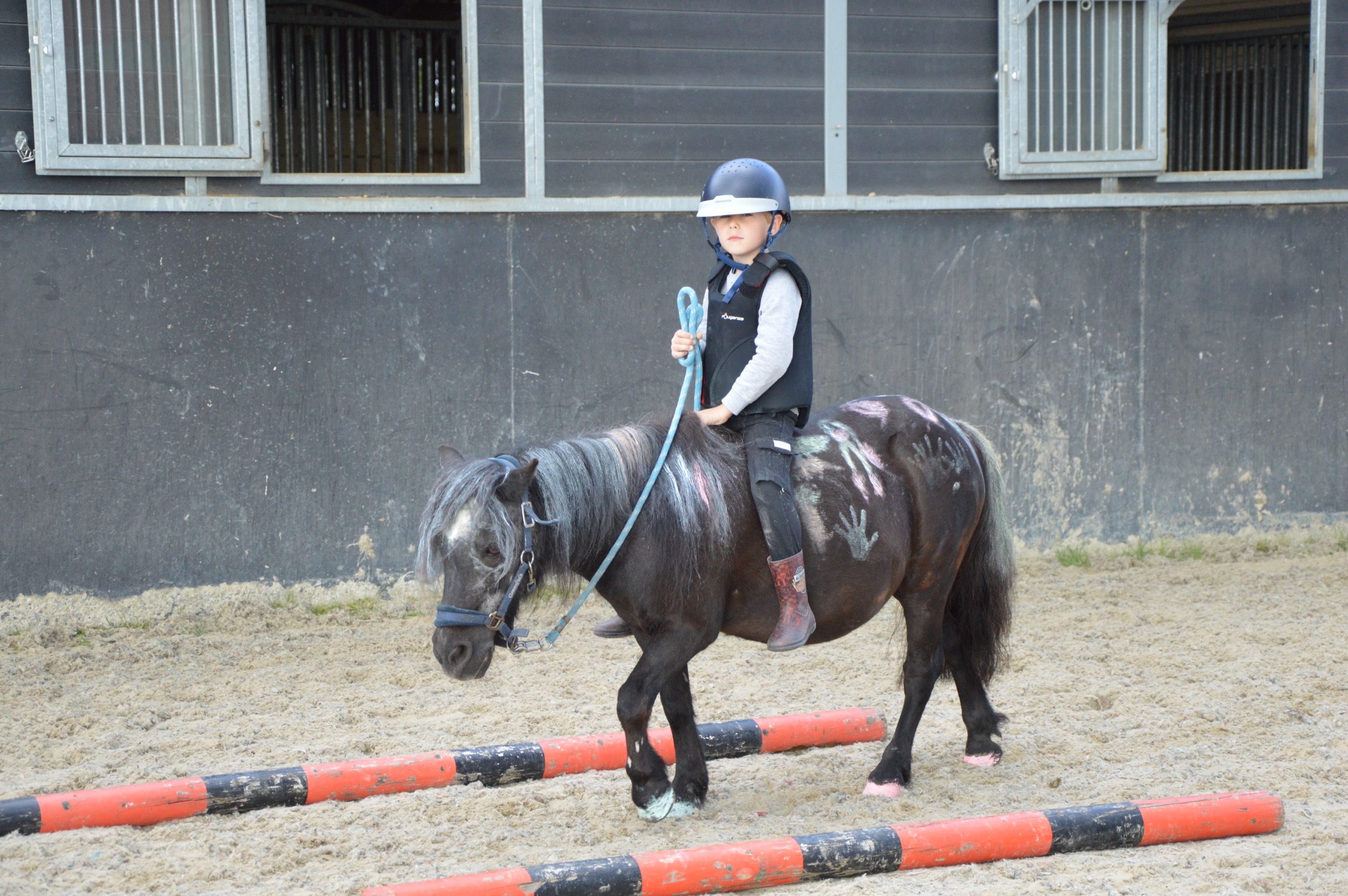 Jong kind maakt voor het eerst kennis met een pony bij Start 2 Pony